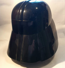 Last inn bildet i Galleri-visningsprogrammet, Star Wars karakteren Star Wars karakteren Darth Vader hode i plast for oppbevaring. Sett bakfra.