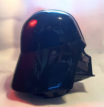 Last inn bildet i Galleri-visningsprogrammet, Star Wars karakteren Star Wars karakteren Darth Vader hode i plast for oppbevaring. Sett fra høyre side.