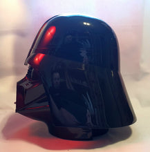 Last inn bildet i Galleri-visningsprogrammet, Star Wars karakteren Star Wars karakteren Darth Vader hode i plast for oppbevaring. Sett fra siden.