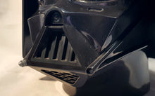 Last inn bildet i Galleri-visningsprogrammet, Star Wars karakteren Star Wars karakteren Darth Vader hode i plast for oppbevaring. Detaljbilde av nese og munnpartiet.