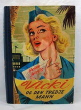 Last inn bildet i Galleri-visningsprogrammet, Bok - Vicki og den tredje mann av Helen Wells. Forside.