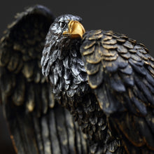 Last inn bildet i Galleri-visningsprogrammet, Stor og kraftfull statue av ørn. Detaljbilde.