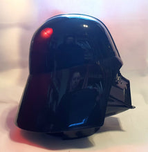 Last inn bildet i Galleri-visningsprogrammet, Star Wars karakteren Star Wars karakteren Darth Vader hode i plast for oppbevaring. Sett fra høyre side.
