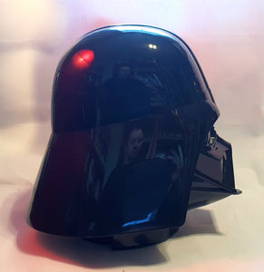 Star Wars karakteren Star Wars karakteren Darth Vader hode i plast for oppbevaring. Sett fra høyre side.