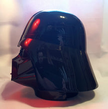 Last inn bildet i Galleri-visningsprogrammet, Star Wars karakteren Star Wars karakteren Darth Vader hode i plast for oppbevaring. Sett fra siden.
