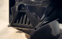 Last inn bildet i Galleri-visningsprogrammet, Star Wars karakteren Star Wars karakteren Darth Vader hode i plast for oppbevaring. Detaljbilde av nese og munnpartiet.
