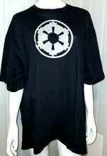 Last inn bildet i Galleri-visningsprogrammet, Star Wars t-skjorte med Imperiet logo.
