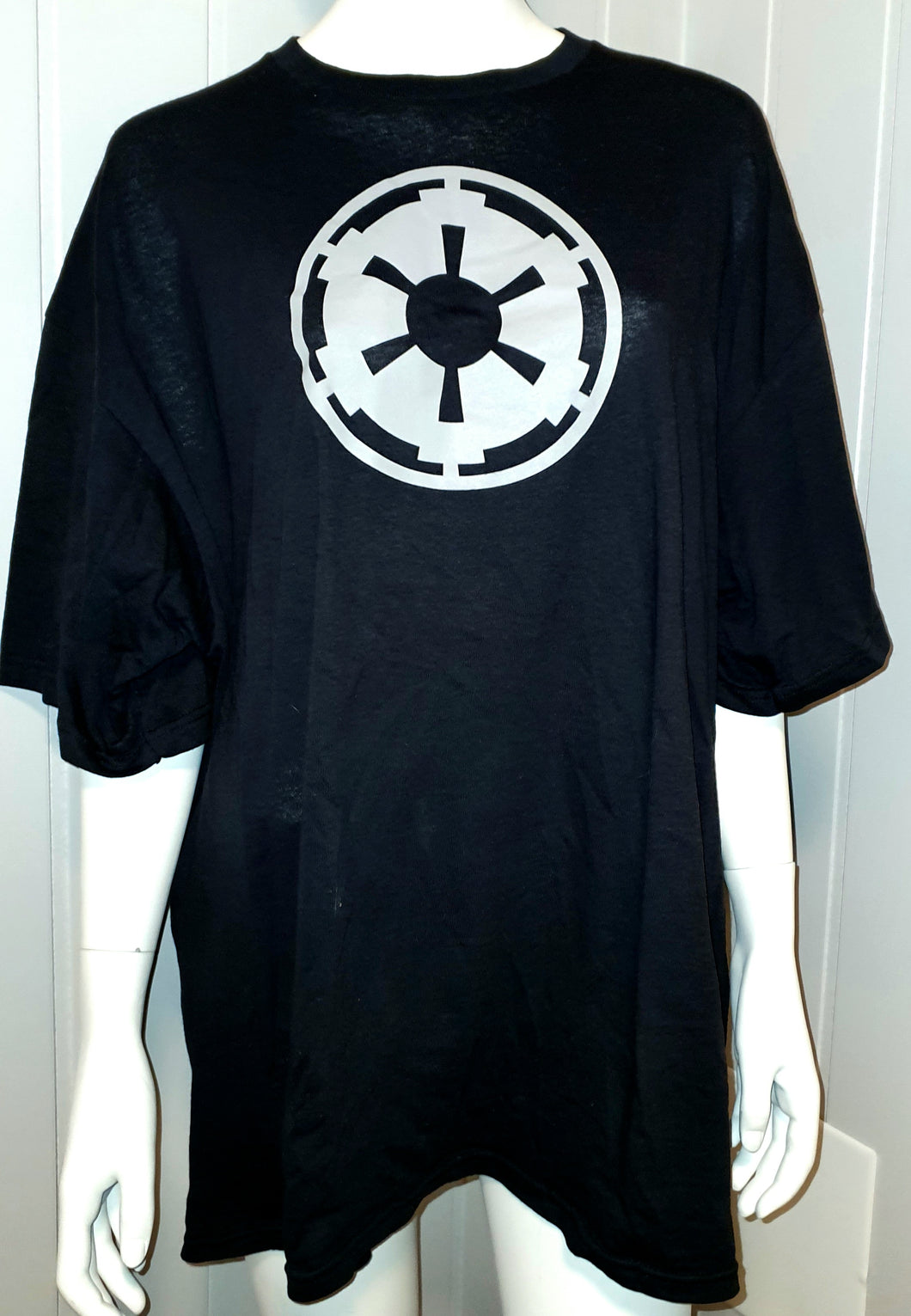 Star Wars t-skjorte med Imperiet logo.