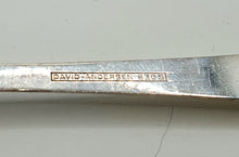 Last inn bildet i Galleri-visningsprogrammet, Pen skje i sølv fra David Andersen. Rådhus med vifte. Bilde av stempel.
