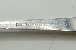 Pen skje i sølv fra David Andersen. Rådhus med vifte. Bilde av stempel.