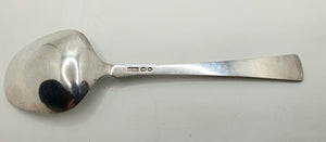 Liten sølvskje i designet Bankett med 830 S sølvstempel. 