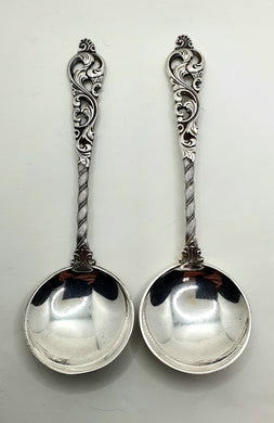 2 stk. syltetøyskjeer i sølv i Dobbel Rokokko med 830 S sølvstempel. 