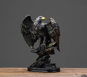 Flott skulptur av en stolt ørn med spredte vinger. Virkelig et lekkert blikkfang. 