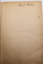 Last inn bildet i Galleri-visningsprogrammet, Norsk-engelsk ordbok fra 1917. Navnetrekk av tidl. eier.
