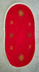 Eldre håndsydd og brodert liten juleduk.