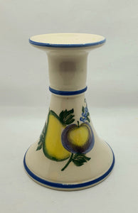 Lysestake i keramikk med blomster- og fruktmotiv.