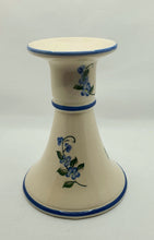 Last inn bildet i Galleri-visningsprogrammet, Lysestake i keramikk med blomster- og fruktmotiv.
