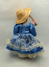 Last inn bildet i Galleri-visningsprogrammet, Liten dukke med blå kjole.

