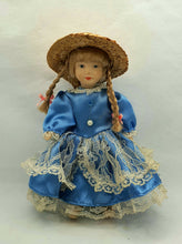 Last inn bildet i Galleri-visningsprogrammet, Liten dukke med blå kjole.
