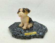 Last inn bildet i Galleri-visningsprogrammet, Søt hundefigur på flott Larvikitt steinplate.
