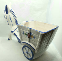 Last inn bildet i Galleri-visningsprogrammet, Stor esel med vogn i porselen. Vognen brukes som blomsterpotte.
