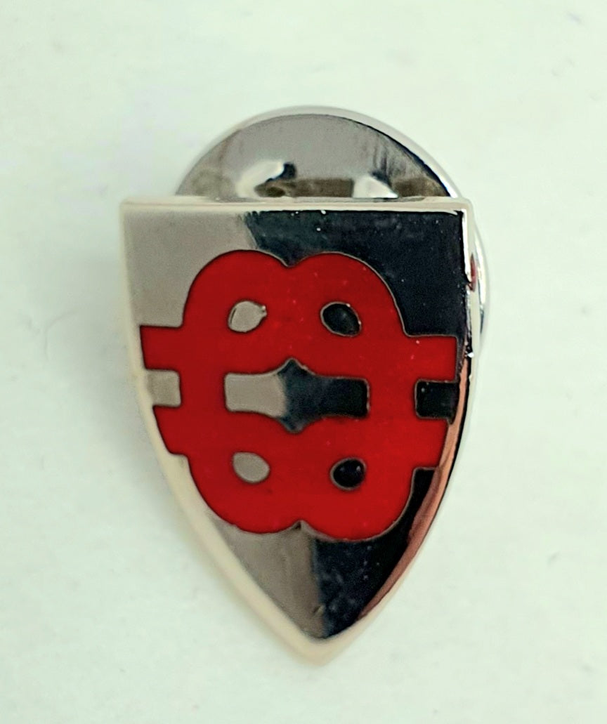 Kommune pin fra Fauske i Nordland. Rød på sølv bunn.