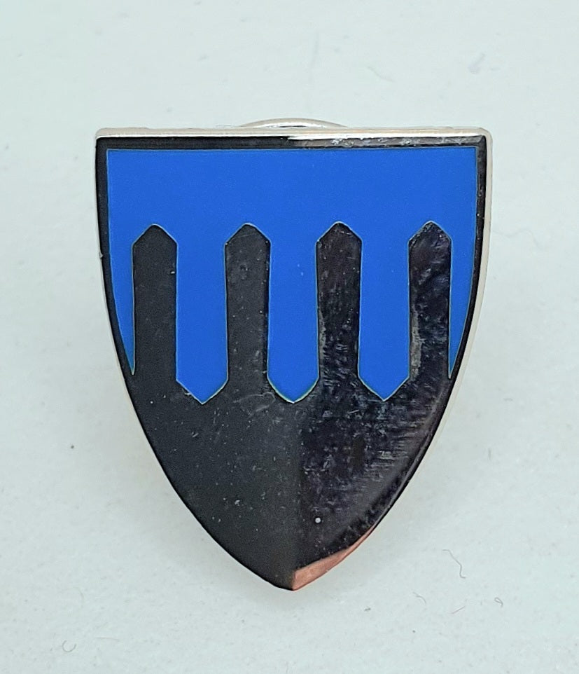 Kommune pin fra Skaun kommune i Trøndelag fylke. Sølv på blå bunn.