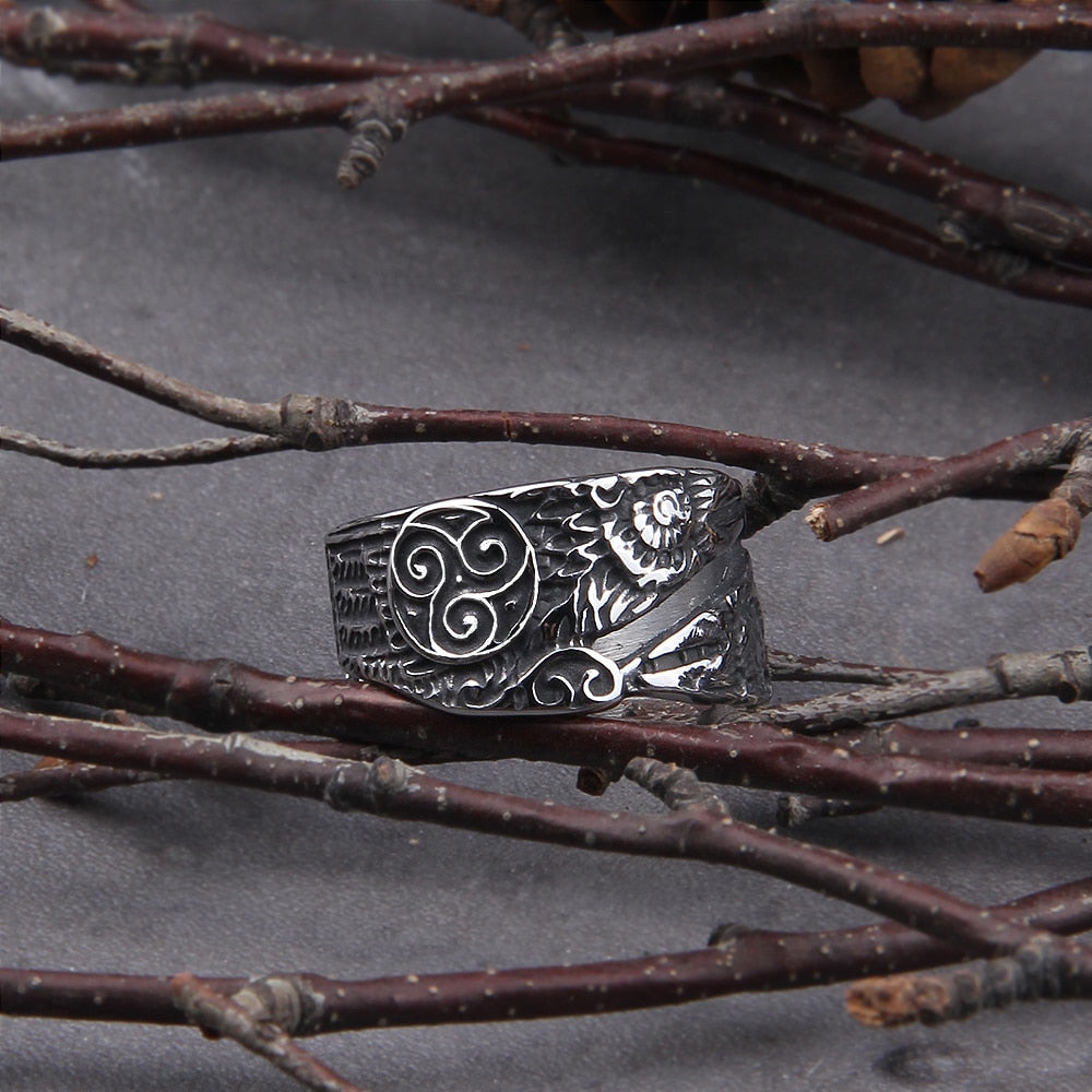 Vikingsmykke. Flott statement ring med ravnemotiv.