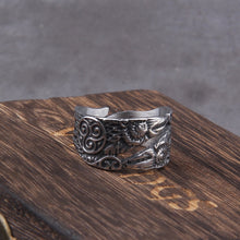 Last inn bildet i Galleri-visningsprogrammet, Vikingsmykke. Flott statement ring med ravnemotiv.
