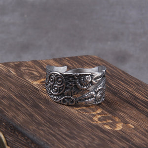 Vikingsmykke. Flott statement ring med ravnemotiv.