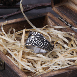 Vikingsmykke. Flott statement ring med ravnemotiv.