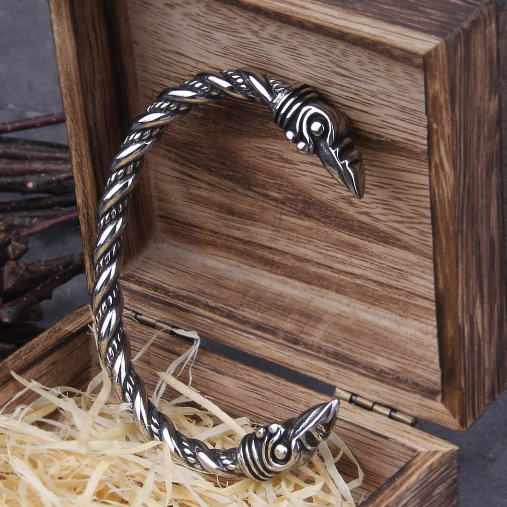Smykke i viking stil - armbånd med ravnehoder. Sølv.