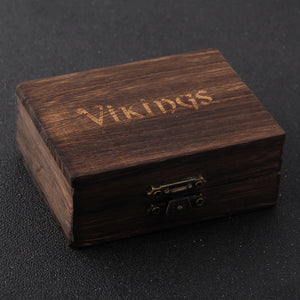 Smykke i viking stil - armbånd med ravnehoder. Fin treboks følger med.