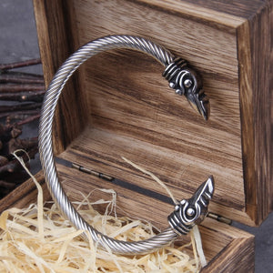 Smykke i viking stil - armbånd med ravnehoder. Sølv fintvinnet utførelse.