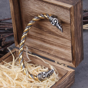 Smykke i viking stil - armbånd med ravnehoder. Søl og gull miks.