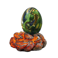 Last inn bildet i Galleri-visningsprogrammet, Meget dekorative og spesielle drage egg i transparent resin som er solid og glassklar. Her avbildet med sokkel med lys.
